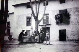 Imagen de principios del siglo XX en la Plaza de los Moriscos. Foto cortes�a de Estudio LUFRA